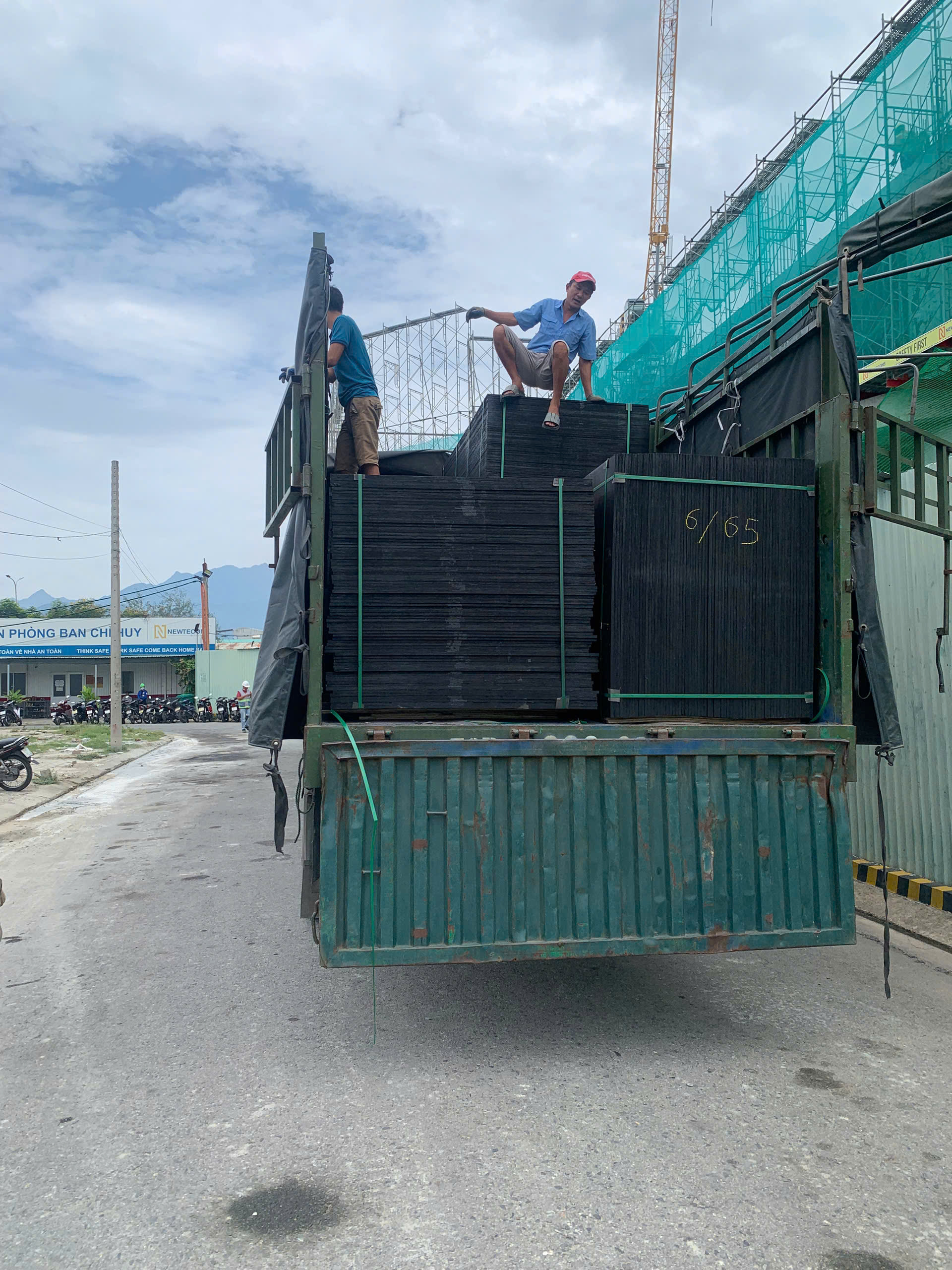 Xếp ván 1 kiện nằm 1 kiện đứng. Tối ưu không gian xe