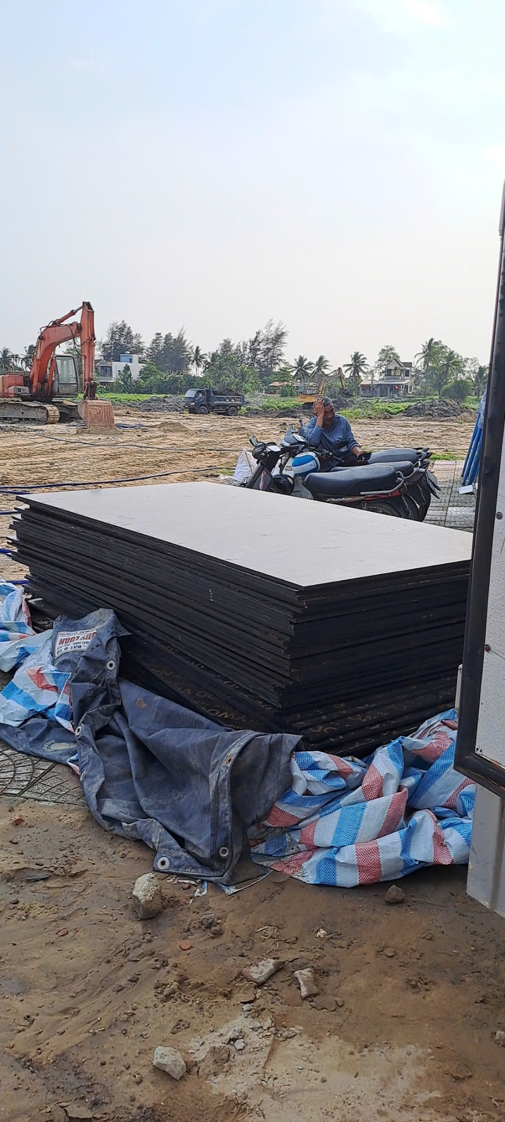 Ván phủ phim chất lượng cao 12mm, 15mm, 18mm khổ 1.22x2.44m, chuyên dùng cho cốp pha công trình, sẵn kho tại Đà Nẵng, giao nhanh toàn miền Trung